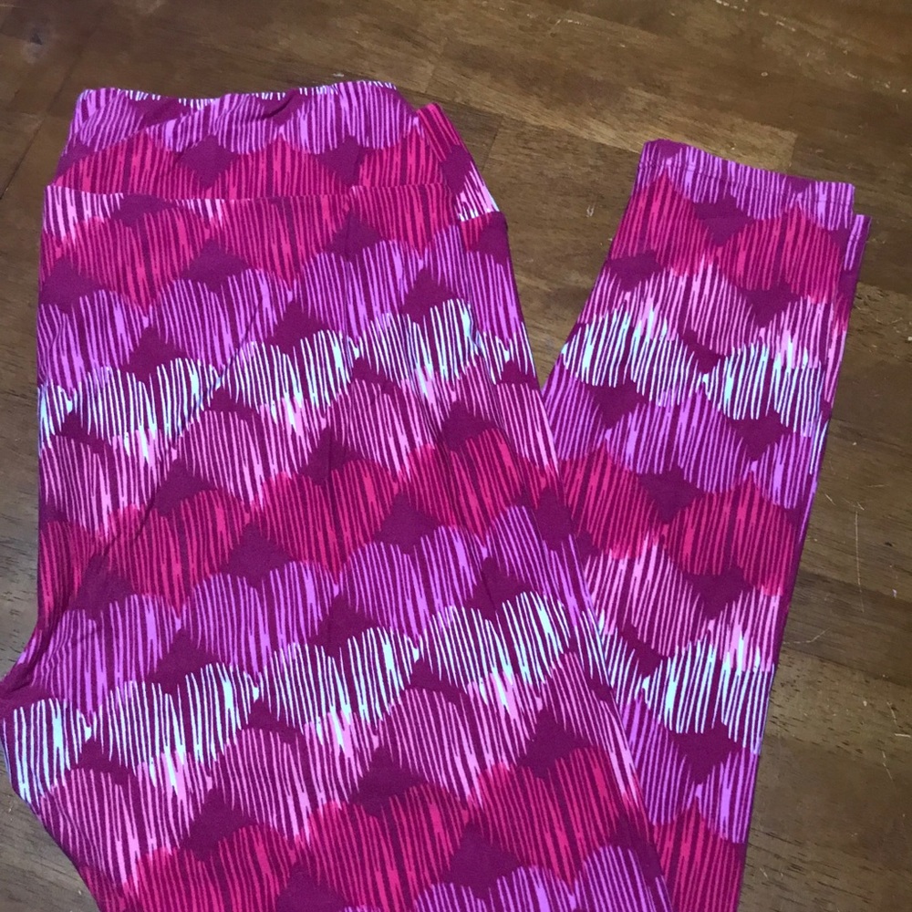 Super cute Valentines hearts TC LulaRoe leggings.